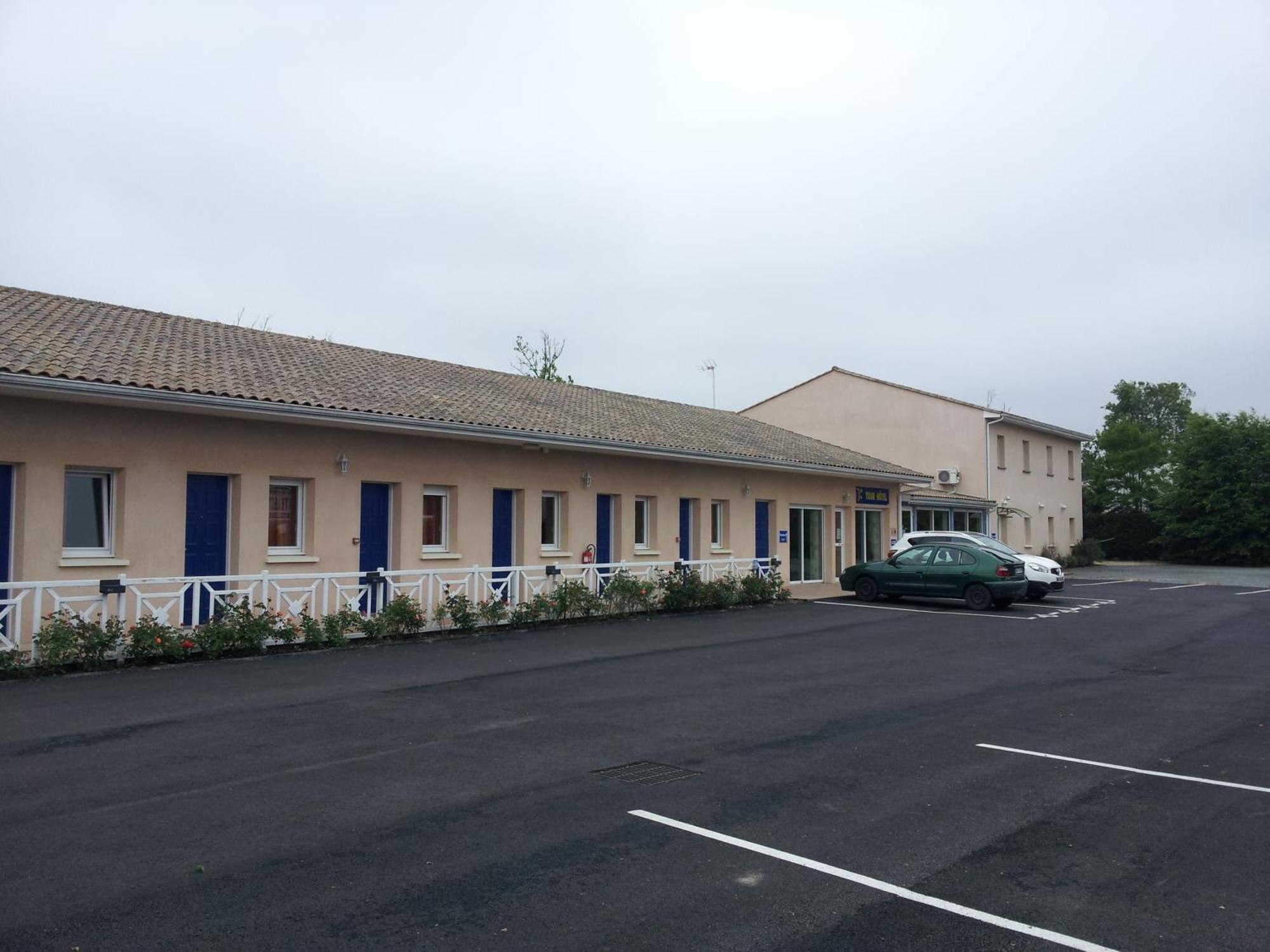 Tour Hotel Lesparre-Médoc Exterior photo